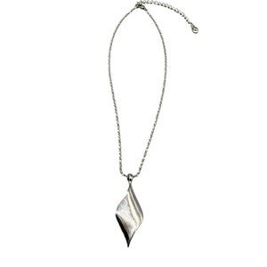 Annaeece by Devries Plain Twisted Leaf Pendant Chain Necklace Silver Tone Casual